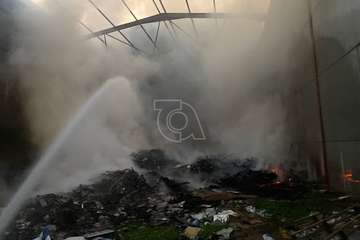 Incendio en una nave industrial de El Goro (Telde) donde se acumulan palets/TA.